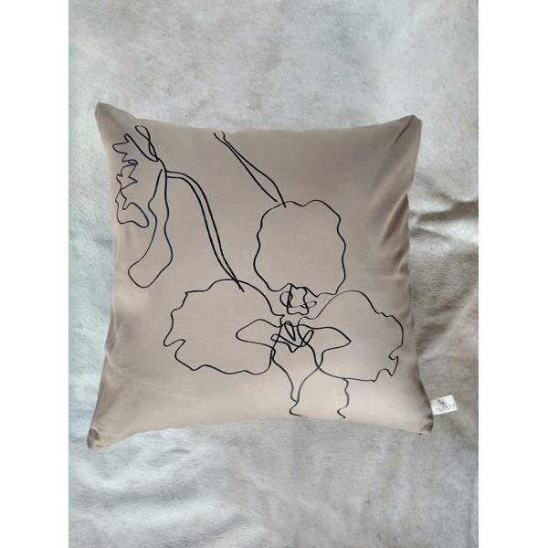 COJÍN ORQUÍDEA BEIGE LÍNEA NEGRA
