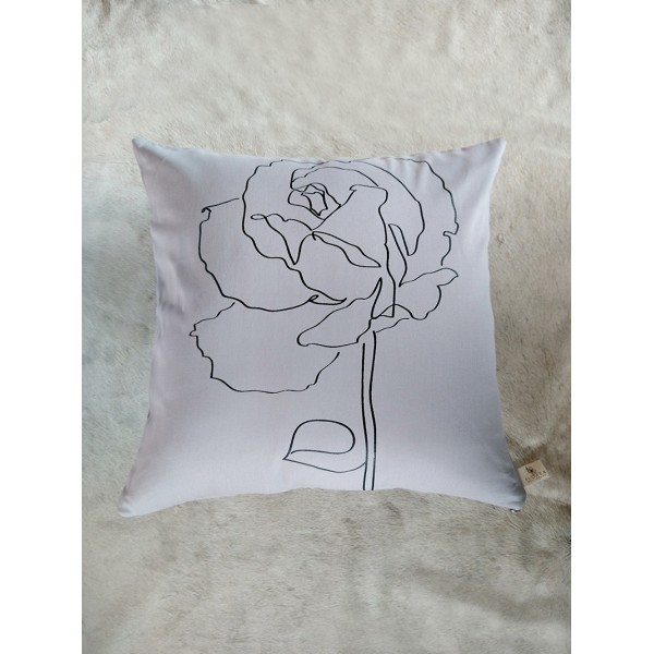 COJÍN ROSA GRIS LÍNEA NEGRA